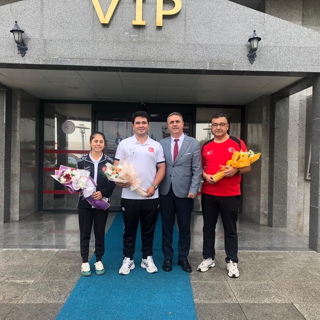 Dünya şampiyonu Emircan Haney çiçeklerle karşılandı