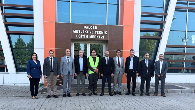 Lise öğrencisi Demir Çolak, Balıkesir'de bir okula rüzgar türbini ve güneş paneli kurdu