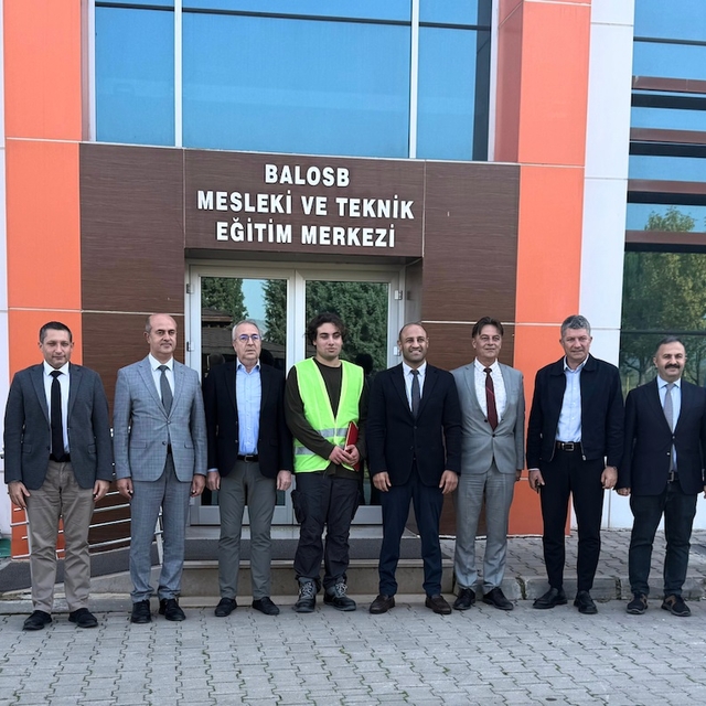 Lise öğrencisi Demir Çolak, Balıkesir'de bir okula rüzgar türbini ve güneş...