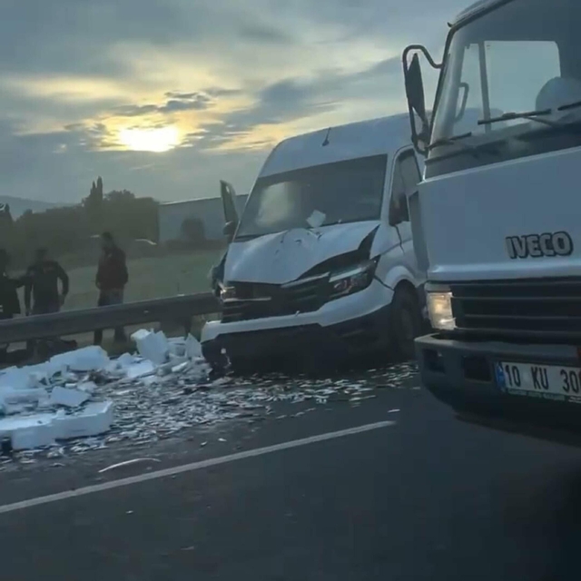 Otomobil, patlayan lastiği değiştirmeye çalışanlara çarptı: 1 ölü, 4 yaralı