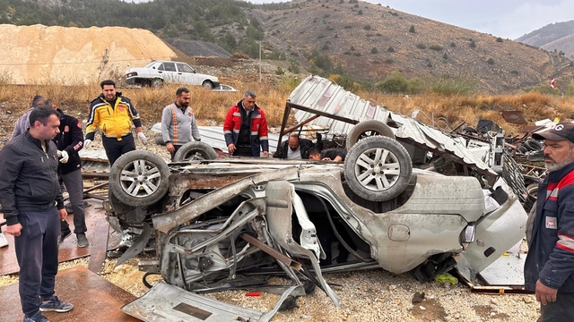 Erzincan'da takla atan otomobildeki 1 kişi öldü, 2 kişi yaralandı