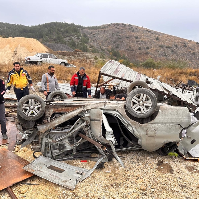 Erzincan'da takla atan otomobildeki 1 kişi öldü, 2 kişi yaralandı