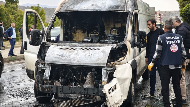 Bingöl'de seyir halindeki panelvan yandı