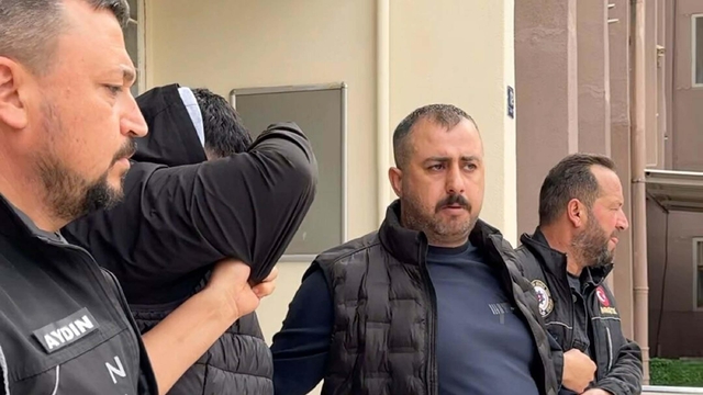 Sürücüsünün 'dur' ihtarına uymadığı otomobilden uyuşturucu çıktı; 2 tutuklama