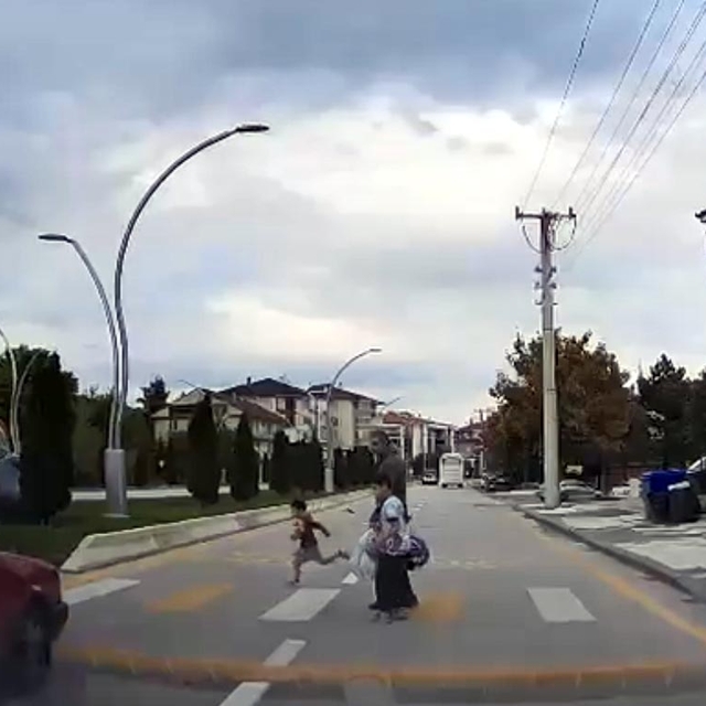 Yaya geçidinde otomobilin çarptığı çocuk yaralandı; kaza kamerada