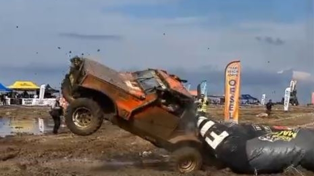 Off-road aracının takla atıp bitiş balonunu devirdiği anlar kamerada