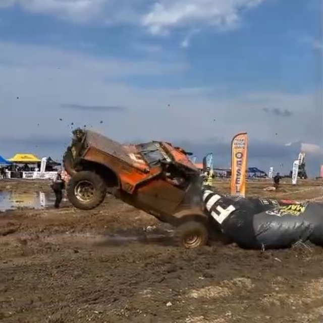 Off-road aracının takla atıp bitiş balonunu devirdiği anlar kamerada