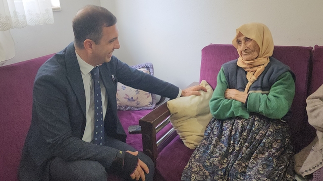 Suluova Kaymakamı Gürçam, yaşlıları ziyaret ediyor
