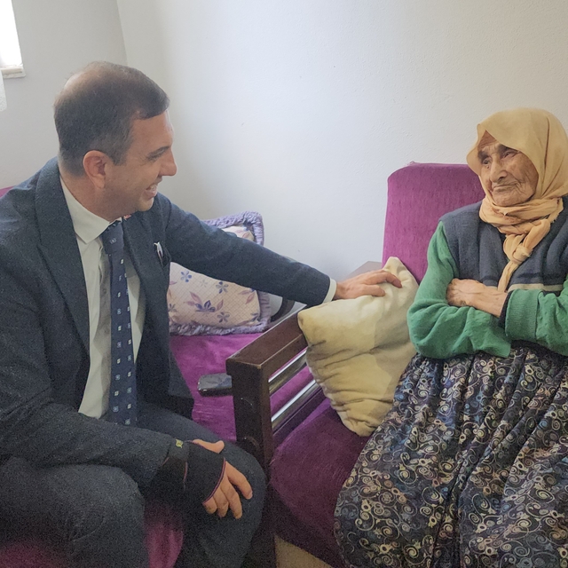 Suluova Kaymakamı Gürçam, yaşlıları ziyaret ediyor