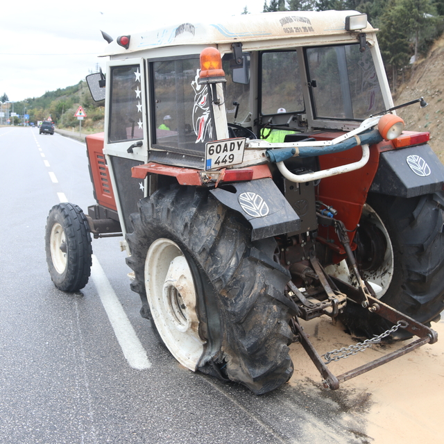 Taşova'da traktörle kamyonetin çarpışması sonucu 2 kişi yaralandı