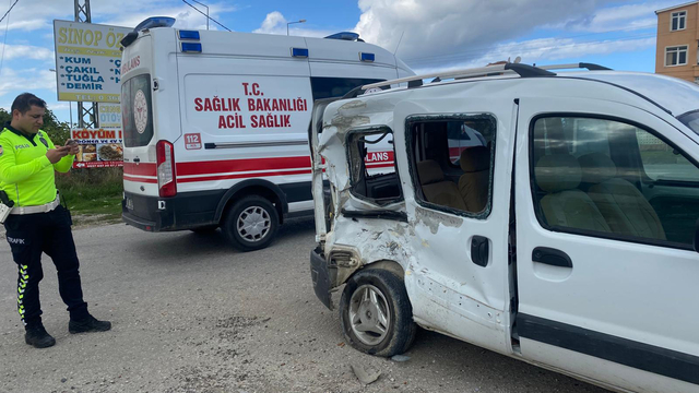 Sinop'ta hafif ticari araca çarpan 2 motosikletin sürücüleri yaralandı