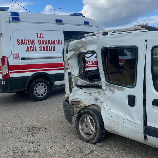 Sinop'ta hafif ticari araca çarpan 2 motosikletin sürücüleri yaralandı