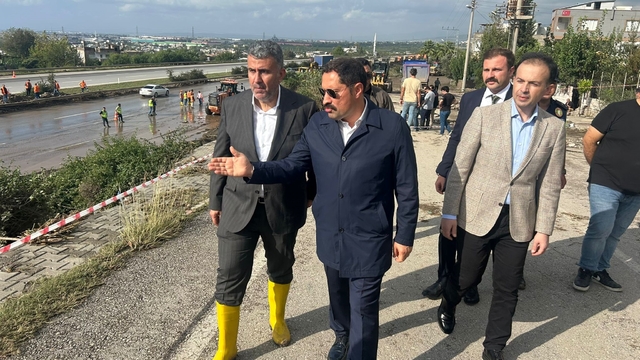 Hatay'da sağanak nedeniyle otoyol çöktü, yolları su bastı, denizde hortum çıktı (4)