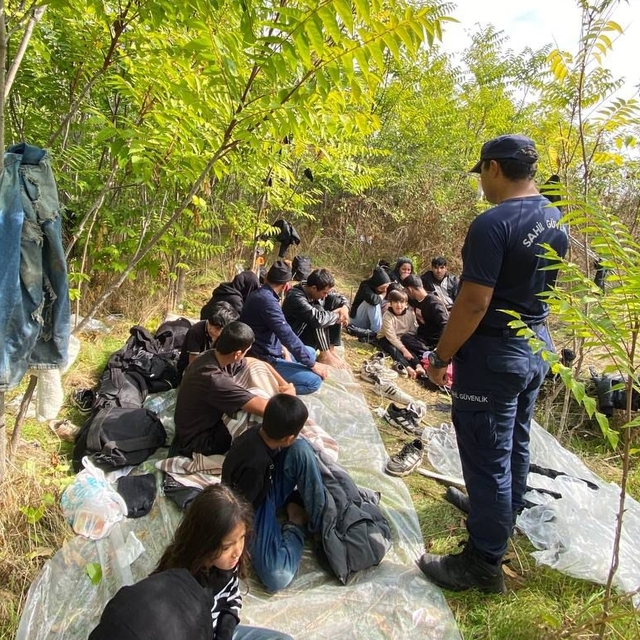 İzmir'de 66 düzensiz göçmen yakalandı, 29 düzensiz göçmen kurtarıldı