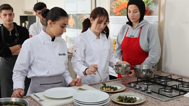 ETB Başkanı Hakan Oral'dan Aziziye Çok Programlı Anadolu Lisesi'ne ziyaret