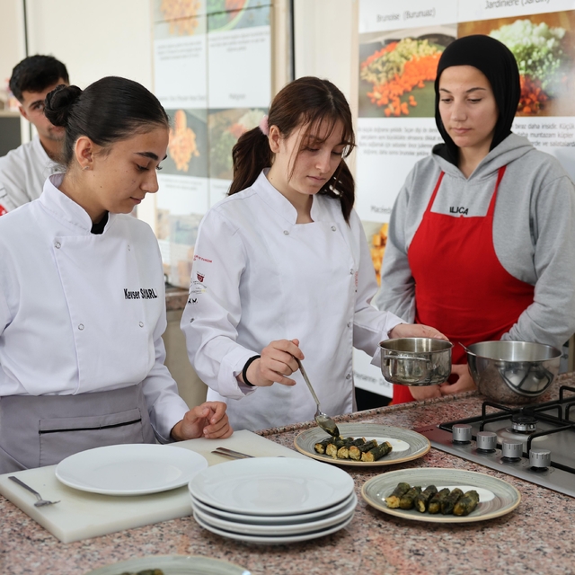 ETB Başkanı Hakan Oral'dan Aziziye Çok Programlı Anadolu Lisesi'ne ziyaret