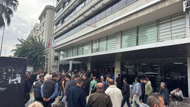 Pazar esnafından Karşıyaka Belediyesine tekstil fuarı tepkisi