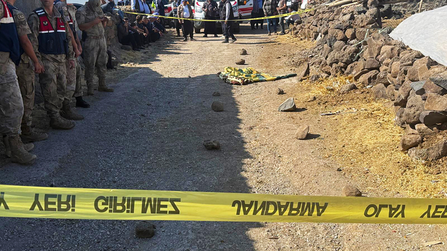 Şanlıurfa'da iş makinesinin altında kalan çocuk öldü