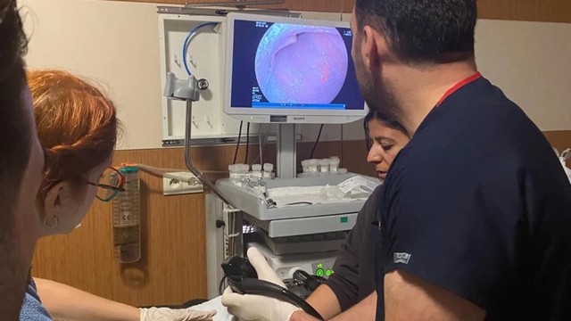 Zihinsel engelli kadının yemek borusuna kaçan ceviz, operasyonla çıkarıldı