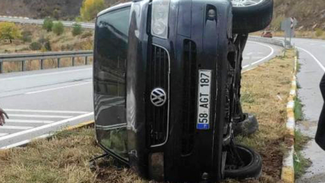 Sivas'ta devrilen minibüsteki 2 kişi yaralandı