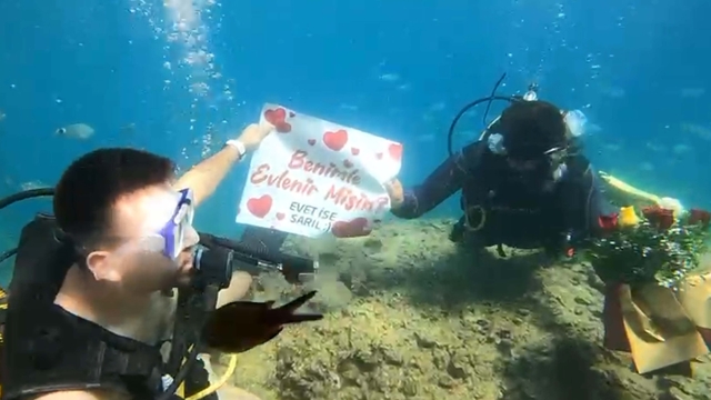 Su altında evlilik teklifi yapıp, yüzük taktı