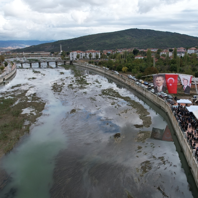 Çorum'da Kızılırmak Nehri'ne yapılacak şişme kauçuk savak projesinin temeli...