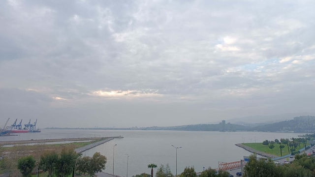 İzmir Körfezi'nde kirliliğe bağlı kötü koku sahillerde etkisini artırdı