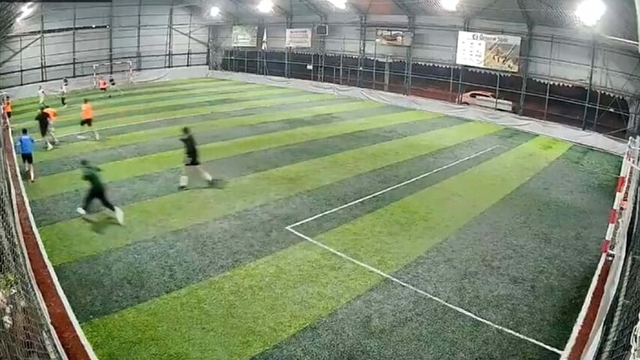 Balıkesir'de dehşet saçan saldırgan, polisle çatışma öncesi halı sahada da ateş etmiş; o anlar kamerada