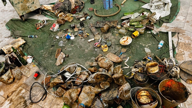 Fethiye'de deniz dibinden çöp konteyneri çıkarıldı