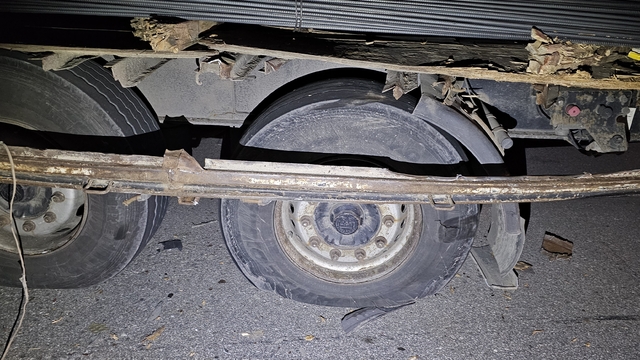 Patlayan lastiği değiştirirken, TIR'ın çarptığı sürücü öldü