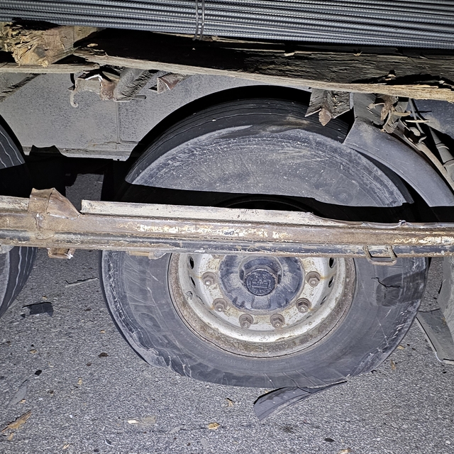 Patlayan lastiği değiştirirken, TIR'ın çarptığı sürücü öldü