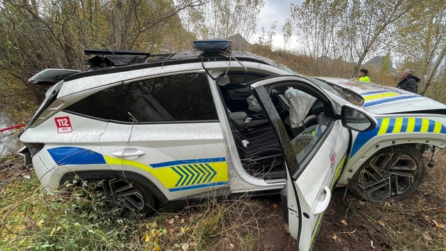 Erzincan'da takla atan ekip aracındaki 3 polis memuru yaralandı