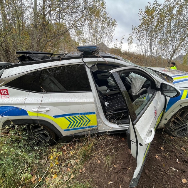 Erzincan'da takla atan ekip aracındaki 3 polis memuru yaralandı