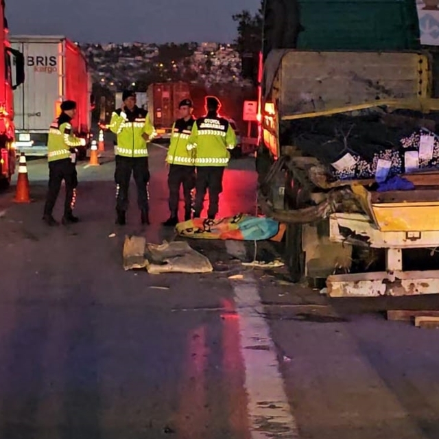 Sakarya'da aracının lastiğini değiştirdiği esnada tırın çarptığı kişi öldü