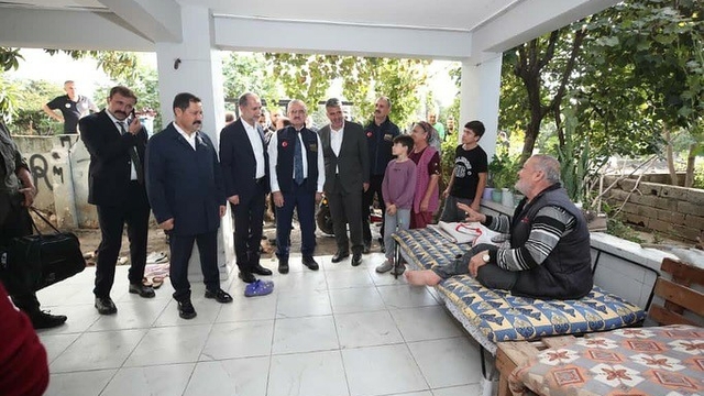 İçişleri Bakan Yardımcısı Karaoğlu, selin vurduğu Payas'ta incelemelerde bulundu