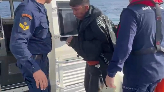 Kaçak yolla Yunanistan'a geçerken bottan düştü, 12 saat yüzerek hayatta kaldı