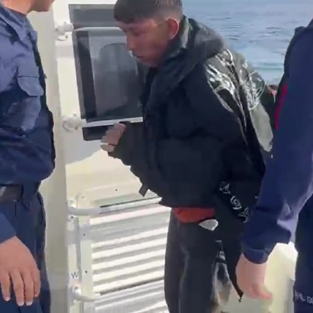 Kaçak yolla Yunanistan'a geçerken bottan düştü, 12 saat yüzerek hayatta kal...