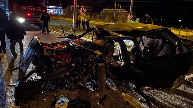 Samsun'da aydınlatma direğine çarpan otomobil sürücüsü yaralandı