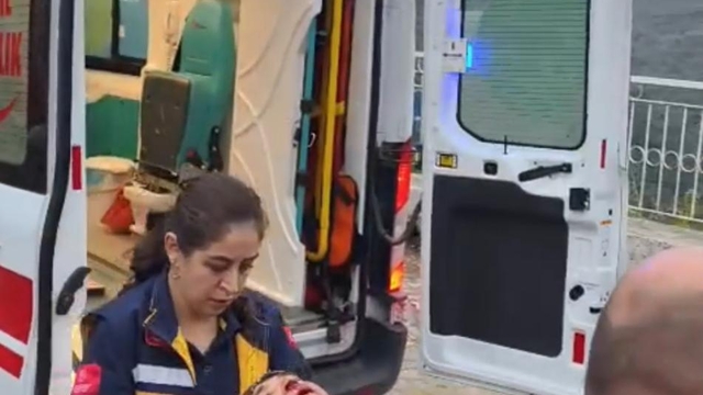 Aydın'da kamyonet uçuruma yuvarlandı: 3 yaralı