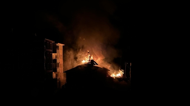 Çankırı'da çıkan yangında 2 ev, 2 kömürlük ve hafif ticari araç zarar gördü