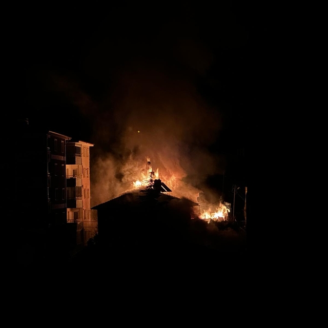 Çankırı'da çıkan yangında 2 ev, 2 kömürlük ve hafif ticari araç zarar gördü