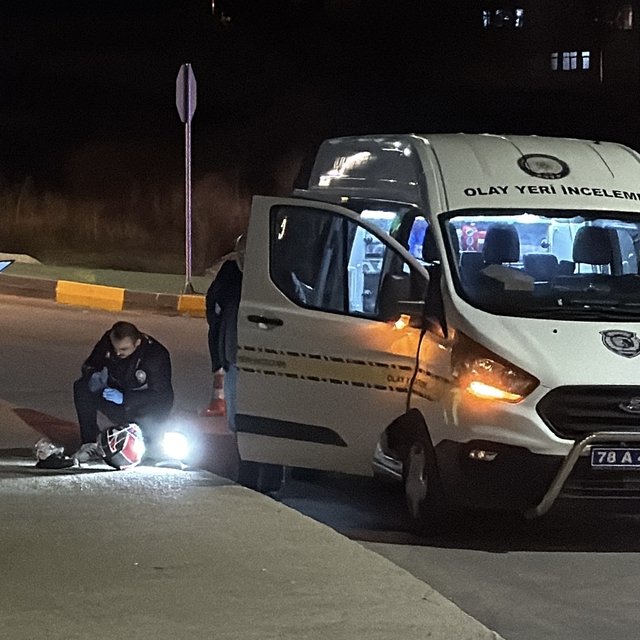 Motosiklet kaldırıma çarptı; 1 ölü, 1 yaralı