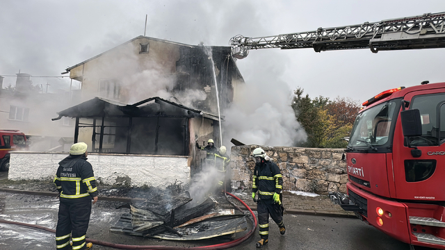 Sivas'ta yangında 2 katlı ev kullanılamaz hale geldi