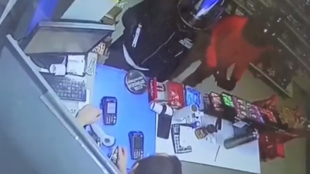 Silahlı şüpheliler akaryakıt istasyonunun marketini soydu