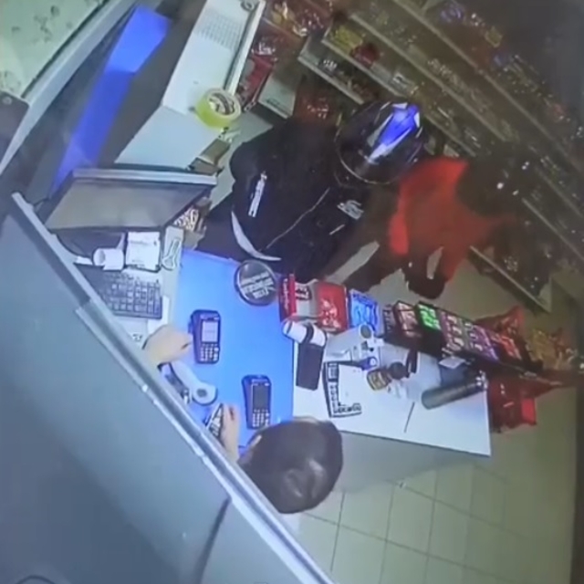 Silahlı şüpheliler akaryakıt istasyonunun marketini soydu