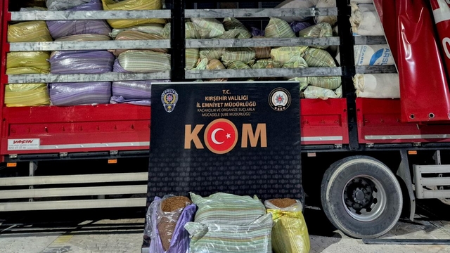 Kırşehir'de bir kamyonda 5 ton kaçak tütün ele geçirildi