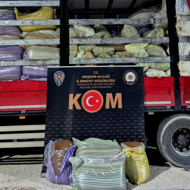 Kırşehir'de bir kamyonda 5 ton kaçak tütün ele geçirildi