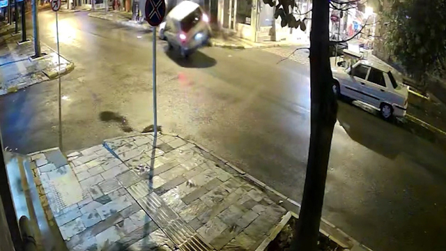 Devrilen hafif ticari araçtaki baba ile 8 aylık kızı kurtarıldığı anlar kamerada