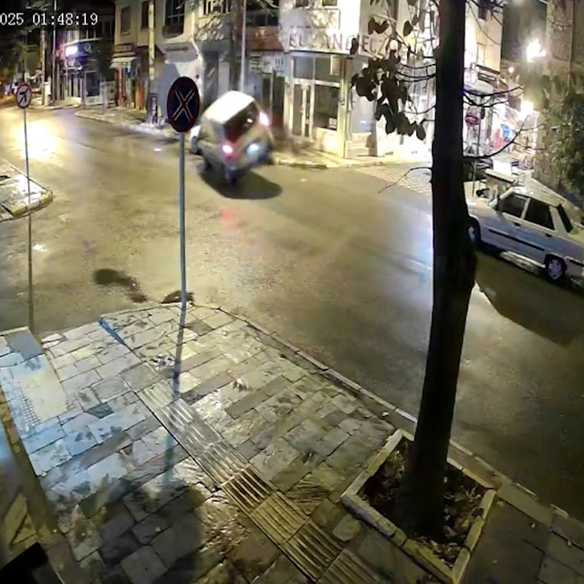 Devrilen hafif ticari araçtaki baba ile 8 aylık kızı kurtarıldığı anlar kam...