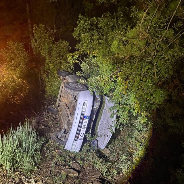 Bilecik'te devrilen otomobildeki 3 kişi yaralandı